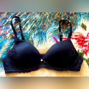 NWT Victoria Secret “Body by Victoria” No Wire Bra Size 38B